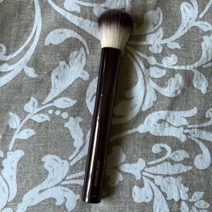 Hourglass #2 foundation / blush brush